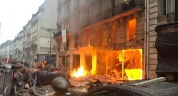 Edifico en Paris en llamas tras una explosion 