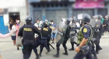 image for Vendedores y policías se enfrentan en el mercado de Belén