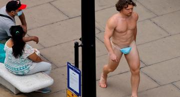 image for Hombre genera polémica por salir semidesnudo a la calle