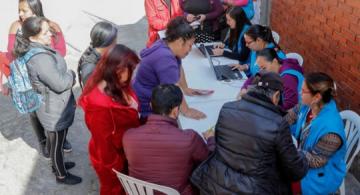 Personas en una mesa reunidos