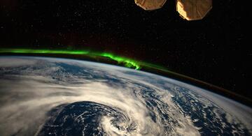 image for Astronauta capta a la vez un huracán y un Aurora Boreal 