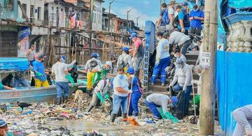 image for Limpieza de desperdicios sólidos acumulados debajo de la Glorieta