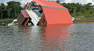 image for Balsa flotante en Santo Tomás se Hunde