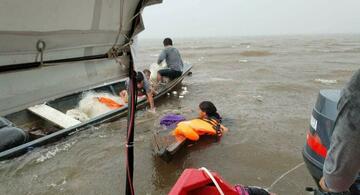 image for Rescatan  cuatro personas de embarcación a punto de hundirse