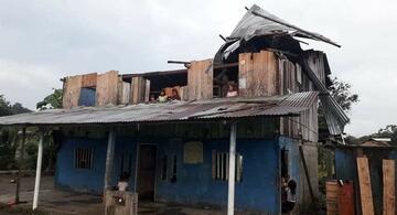 image for Fuerte viento destruyó la casa donde vive el señor Marcelo