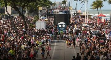 image for Avenida Boa Viagem ganhou as cores do arco-íris neste domingo 