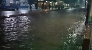 image for Forte chuva deixa ruas alagadas