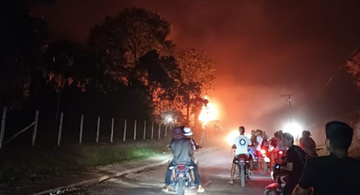 image for Incêndio atinge máquina que fabrica asfalto para o aeroporto em Fonte Boa