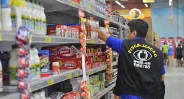 Pessoa em um supermercado supervisionando