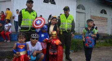 Niños y policias en las calles de Leticia en el dia del dulce