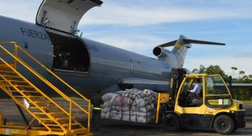 Avion estacionado y siendo lleno de mercancia reciclable