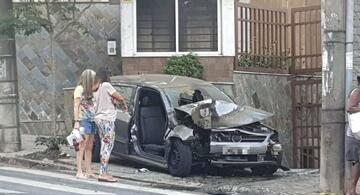 image for Idosas morrem após carro bater em muro e pegar fogo no bairro Silveira