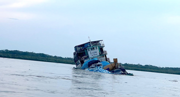image for Embarcación encalla en un banco de arena y se hunde en el río Ucayali