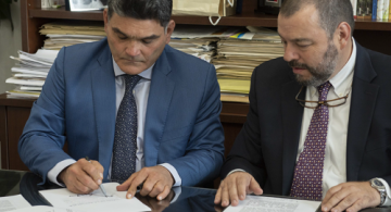 Carlos Negret junto a Gregorio Eljach Pacheco firmado documentos