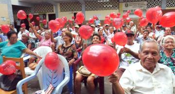 Adeultos mayores en actividades ludicas en el dia de San Valentin