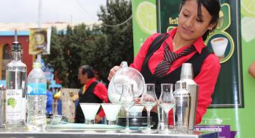 Mujer preparando una bebida