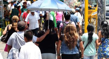 Personas caminado en Peru