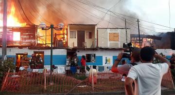 Viviendas en la cuadra 24 de la avenida incendiandose 