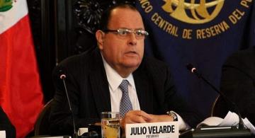 Presidente del Banco Central de Reserva en una oficina