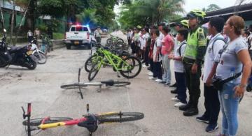 Personas en una calle acompañando campaña de la policia