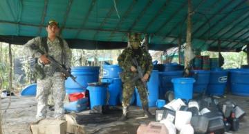 Soldados en un laboratorio de narcoticos