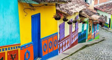 Calle antigua de lugar turistico en Colombia