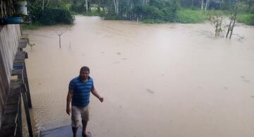 Personas cruzando un puente en su inanguracion 