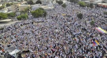 Miles de personas manifestando en calle de Venezuela