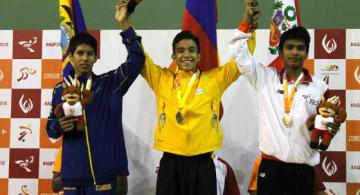 Deportistas recibiendo medallas