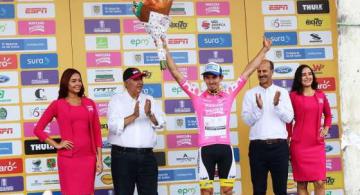 Ciclista colombiano en el podio despues de ganar una carrera