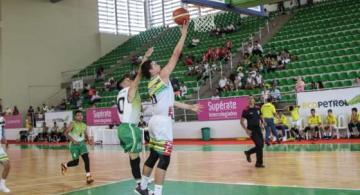 Jugadores de baloncesto en una cancha jugando