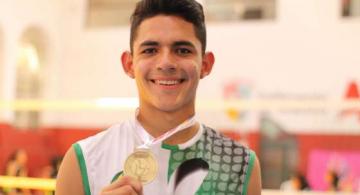 Alejandro Flores sosteniendo una medalla de oro