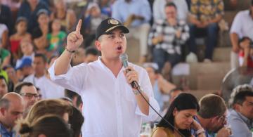 Ministro de vivienda Jonathan Malagón interviniendo ante un publico