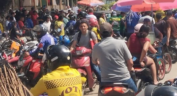 image for Mototaxistas fecham a fronteira em protesto contra veículos colombianos