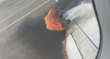 image for Mueren bomberos al chocar vehículo contra un avión de Latam