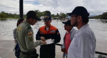 Personas en el muelle de Leticia en control de embarcaciones pequeñas