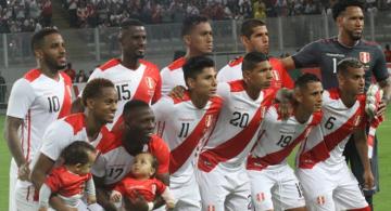 Selccionado de futbol peruano en una foto en un estadio