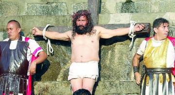 Cristo Cholo crucificado al lado de dos hombres 