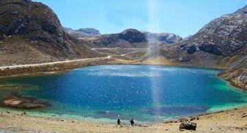 image for Yantac y su laguna de siete colores