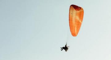 Persona en parapente