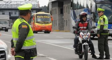 Policia de transito en una calle haciendo controles