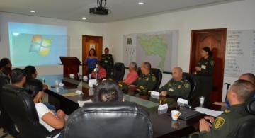 Personas en una oficina en reunion para la red de participación cívica