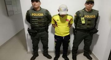 Dos oficiales de policia y una pareja