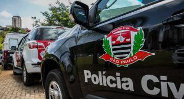 Carros de polícia alinhados na rua