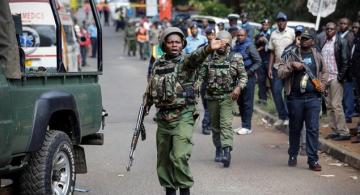 Militar en Kenia en una calle controlando personas