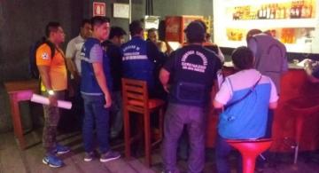 Personas en un bar que va a ser cerrado