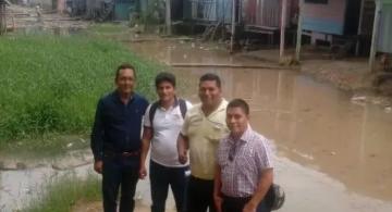 Cuatro personas en un barrio de Iquitos 