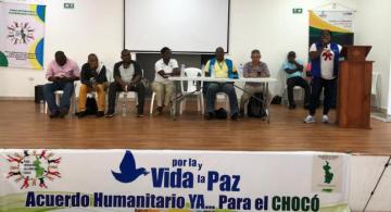 Bojaya no olvida a sus víctimas Personas en una mesa de una reunion