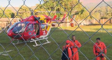 Pessoas ao lado de um helicoptero