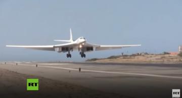 Bombardero ruso aterizando en aeropuerto en Venezuela